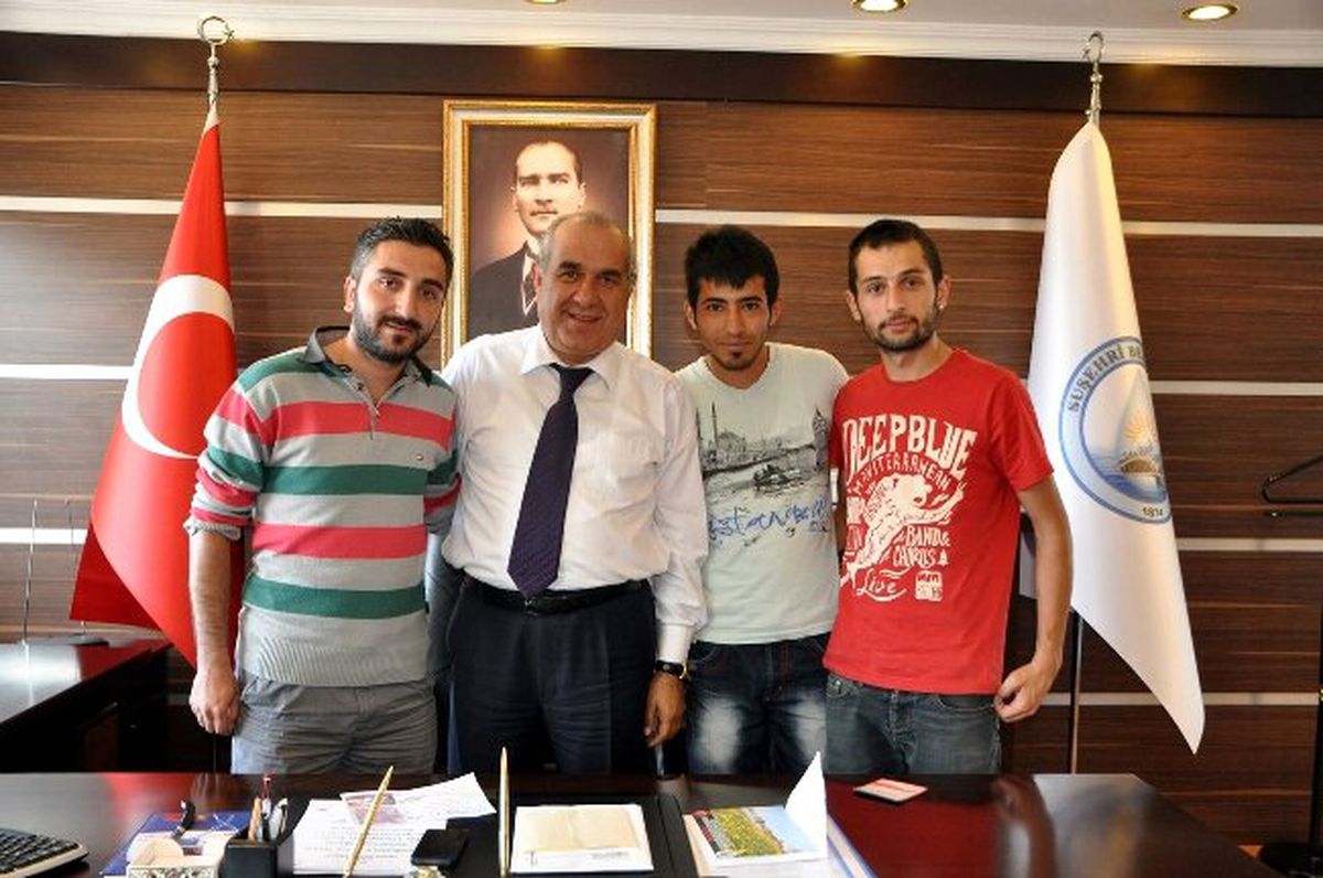 Öğrencilerden Başkan Sel\'e Teşekkür Plaketi