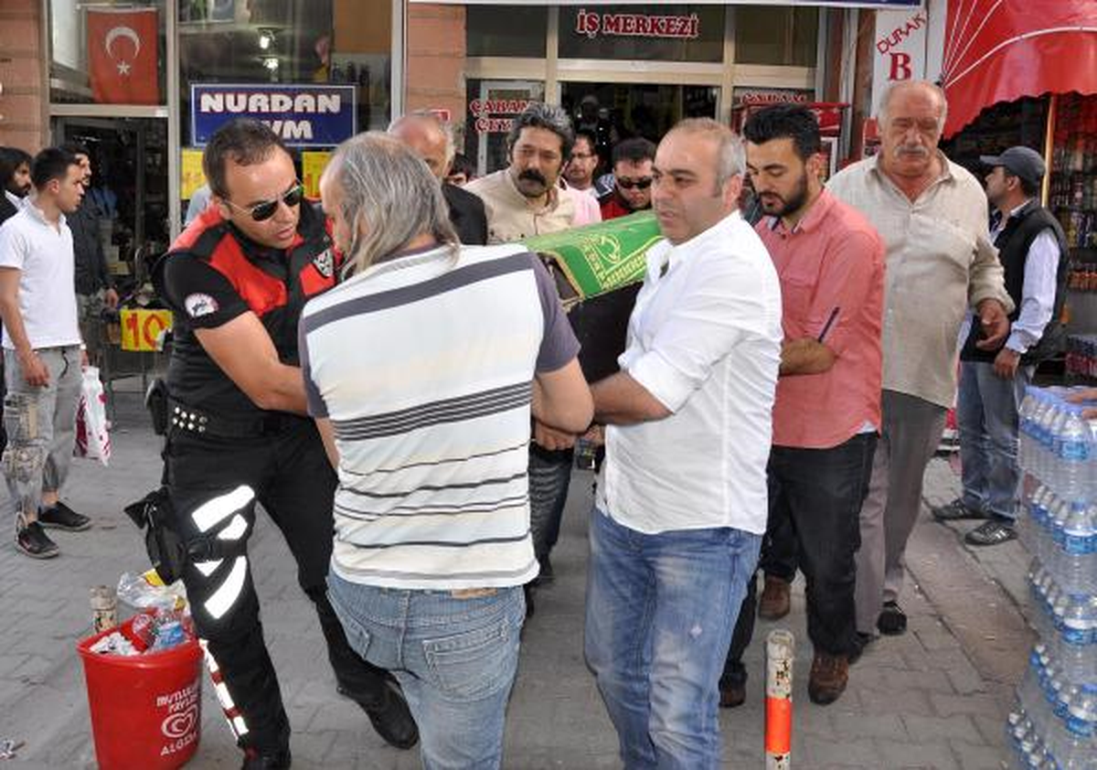 Öğretmen Dershane Çatısında Kendini Astı