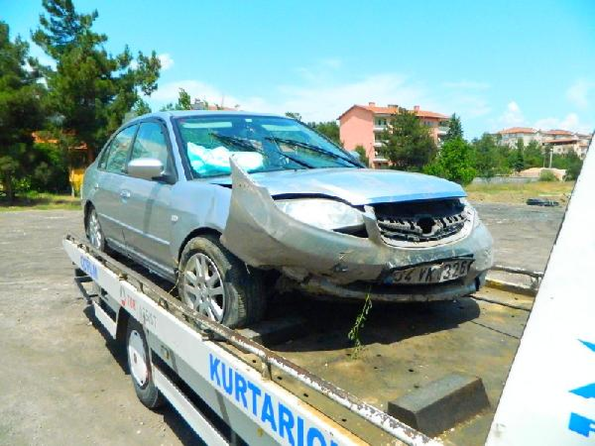 Otomobil Şarampole Devrildi: 2 Yaralı
