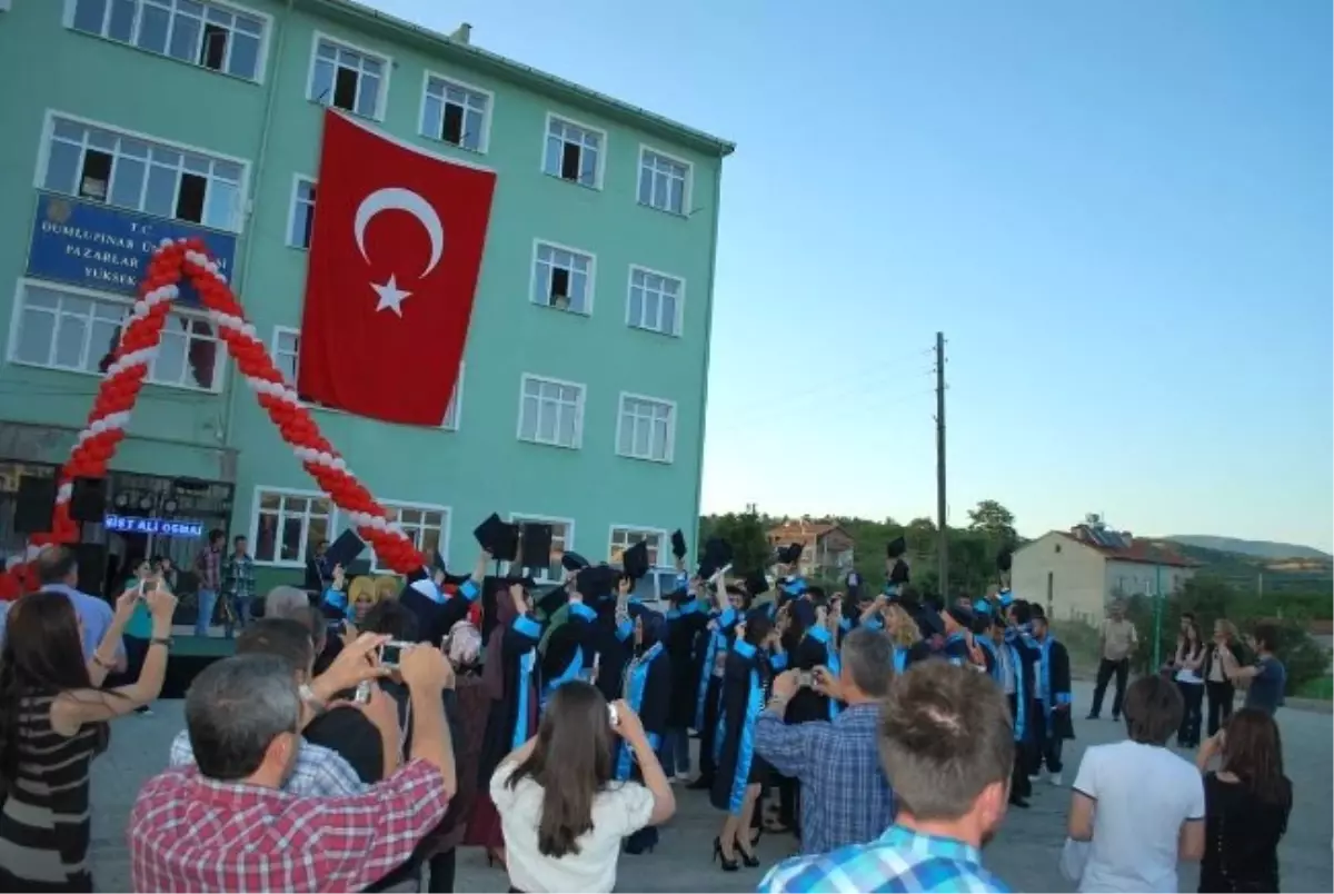 Pazarlar Meslek Yüksek Okulu\'nda Mezuniyet Coşkusu