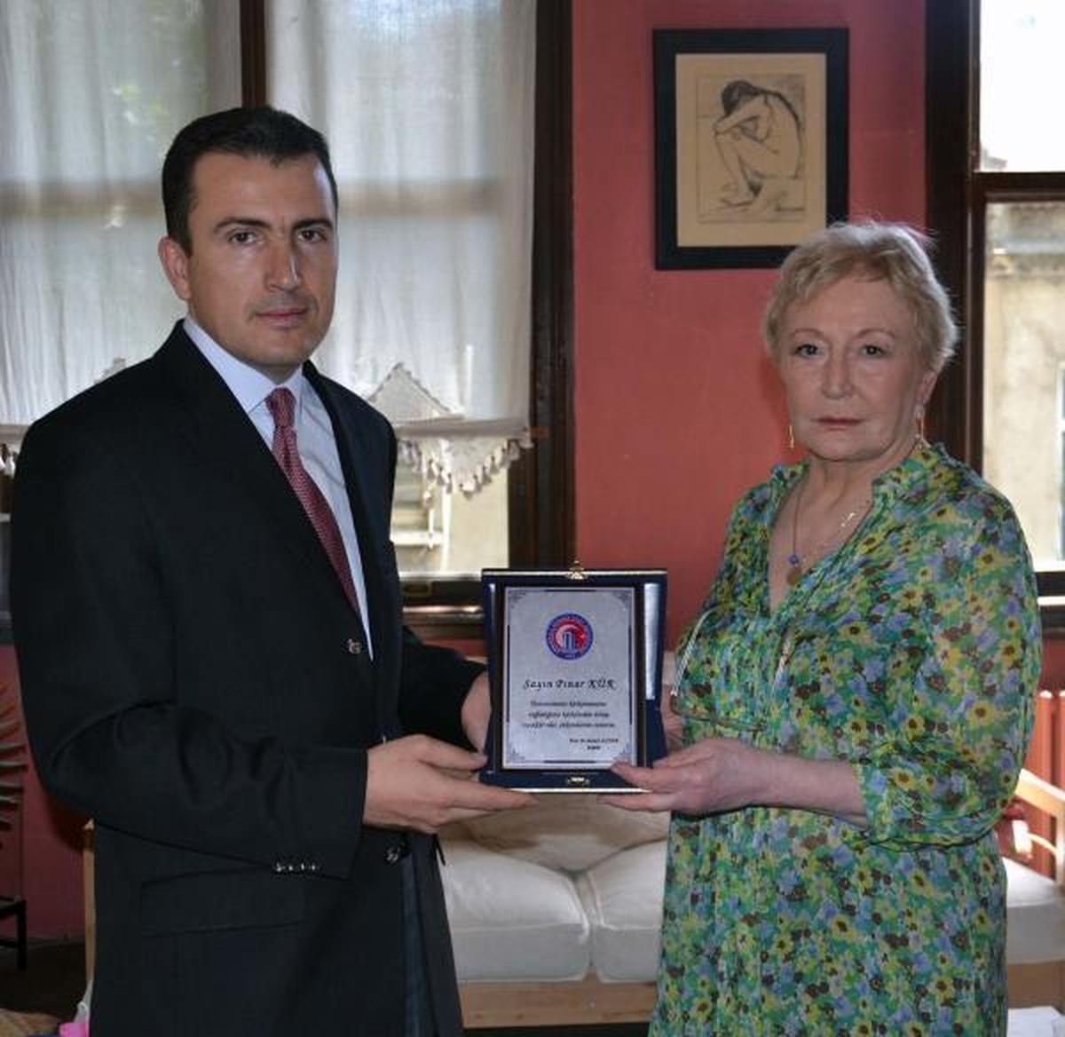 Pınar Kür, Üniversiteye 2 Bin Kitap Bağışladı