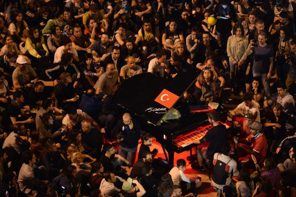 Piyanosu ile Eyleme Desteği Bu Gece de Sürdü