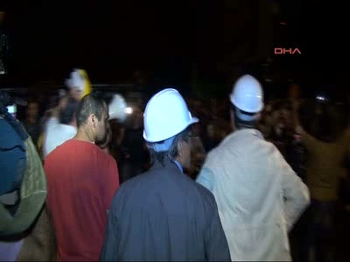Polise Taş Gelmesin Diye, Zincir Oluşturdular
