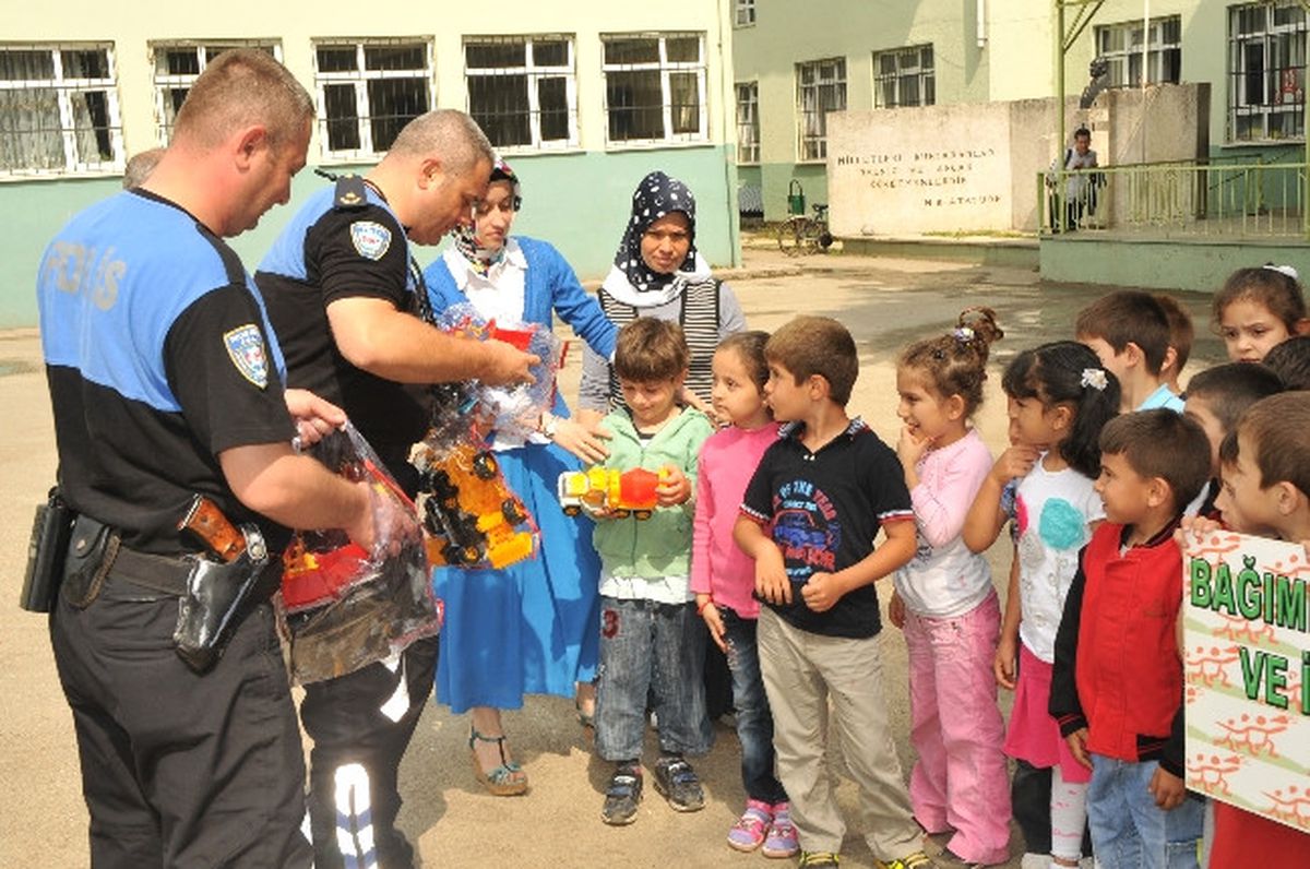 Polislerden Öğrencilere Karne Hediyesi
