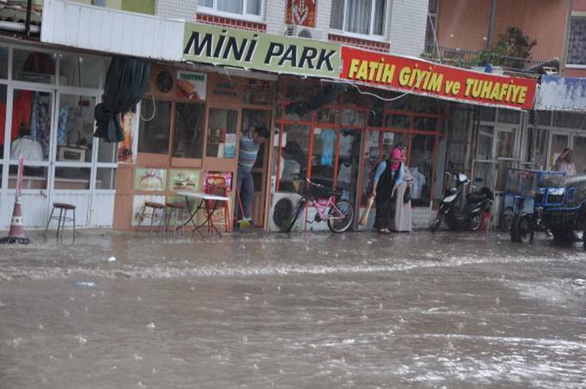 Sağanak Yağmur Kırkağaç\'ı Olumsuz Etkiledi
