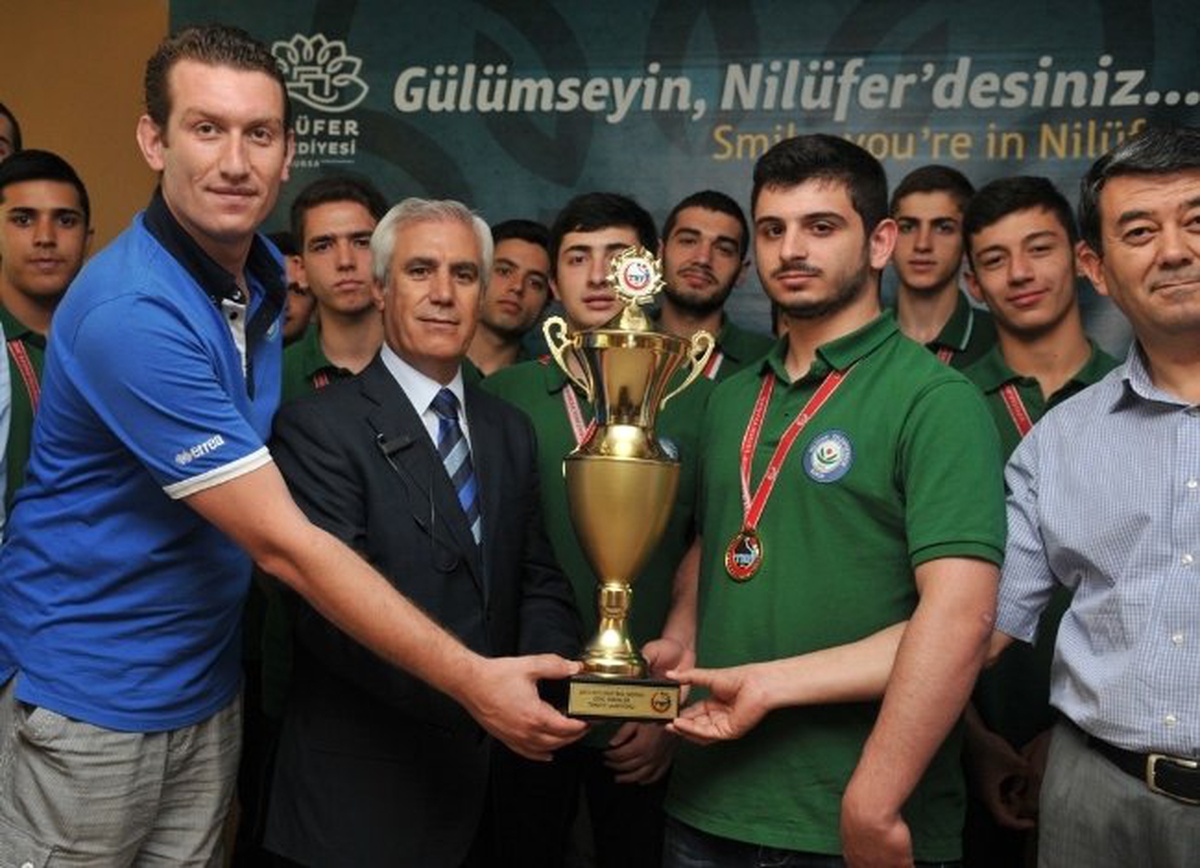 Şampiyon Hentbolcular Kupayı Bozbey\'e Getirdi