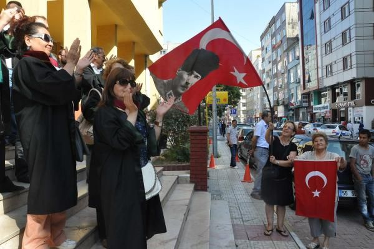 Samsun\'da Avukatlardan Alkışlı Protesto