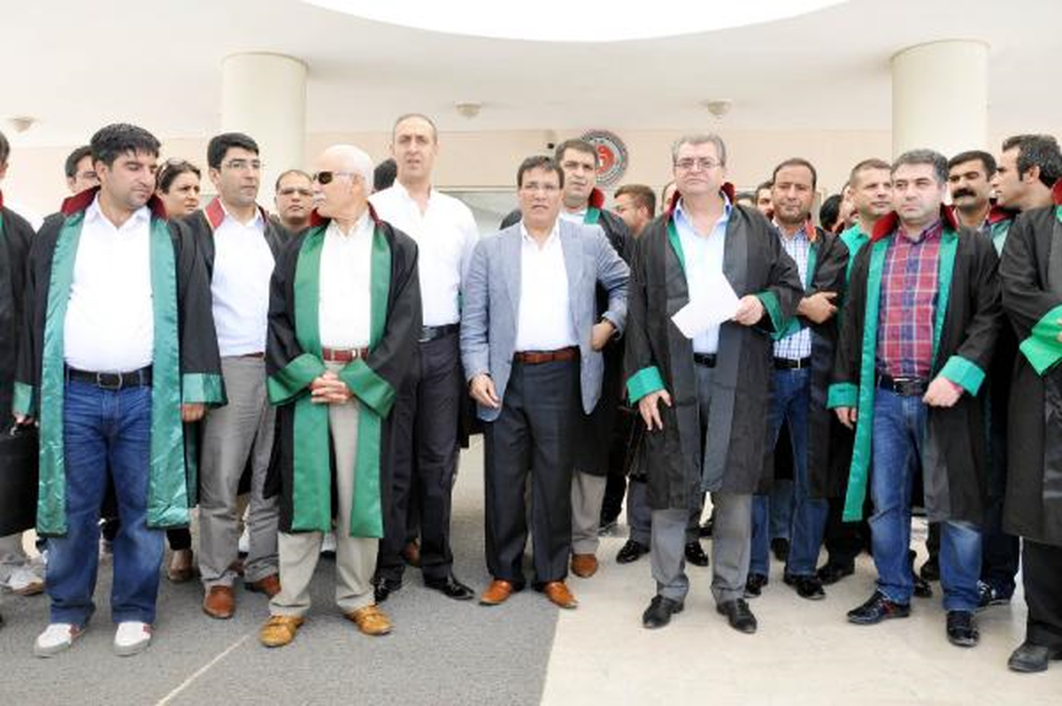 Şanlıurfa\'da Avukatlardan Gözaltı Protestosu