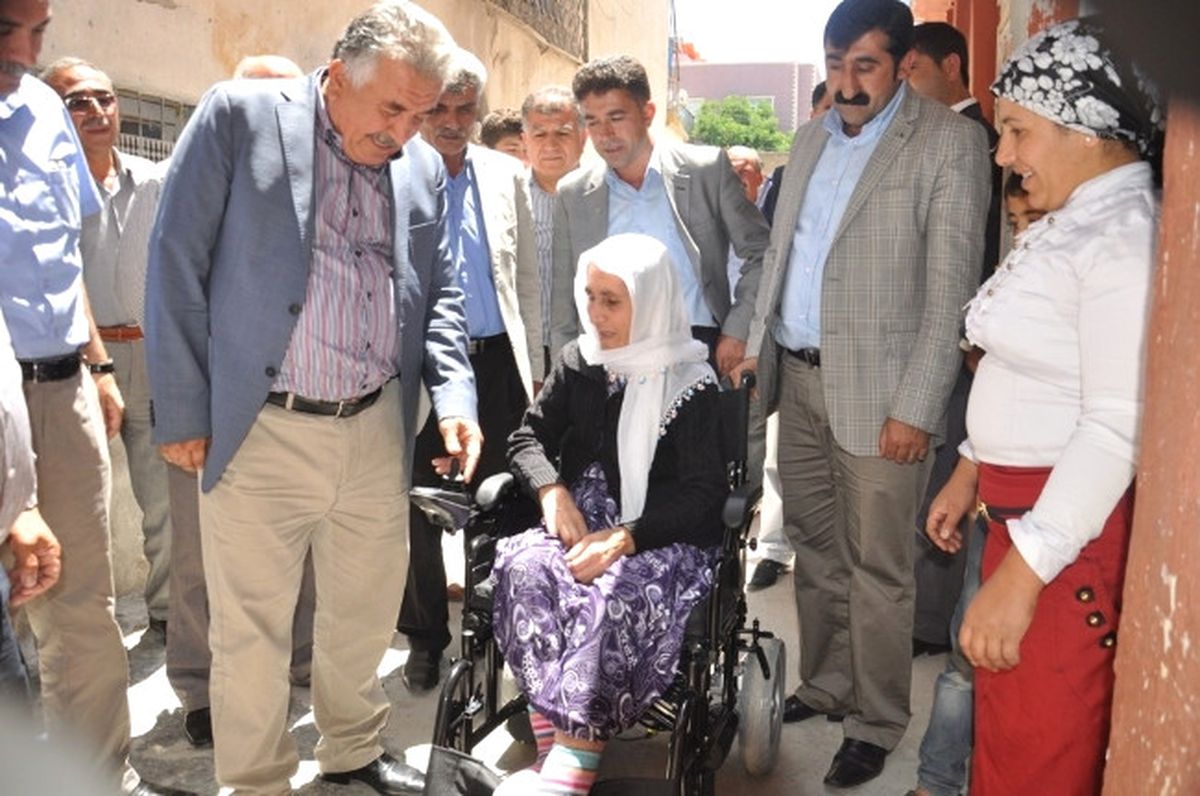 Siirt Belediyesi 6 Engelliye Akülü Sandalye Hediye Etti