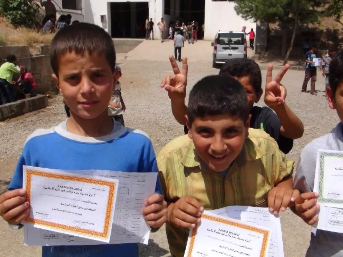 Suriyeli Öğrenciler Karne Sevinci Yaşadı