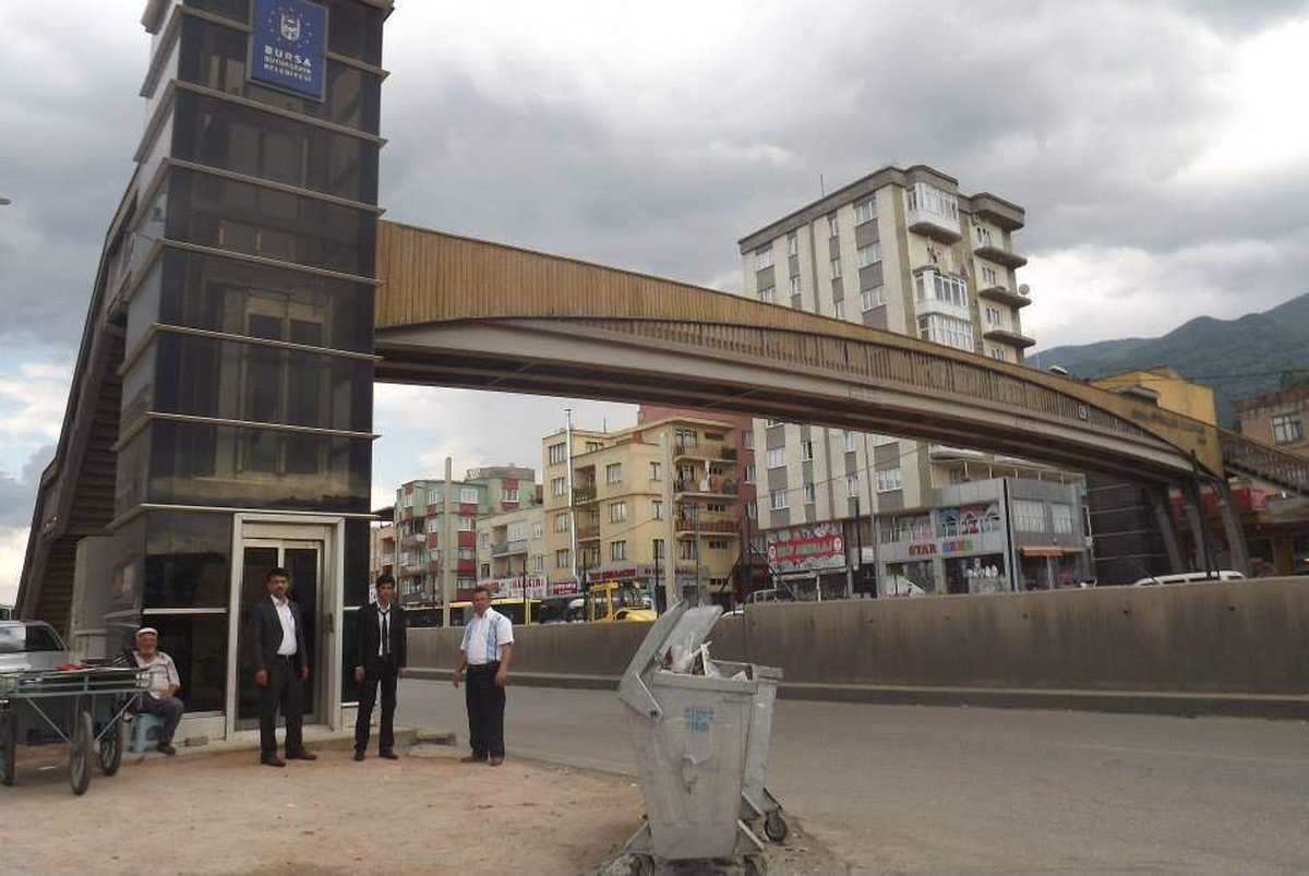 "Üst Geçit Yolun Ortasında Kaldı, Yeni Kazalar Yaşanmasın"
