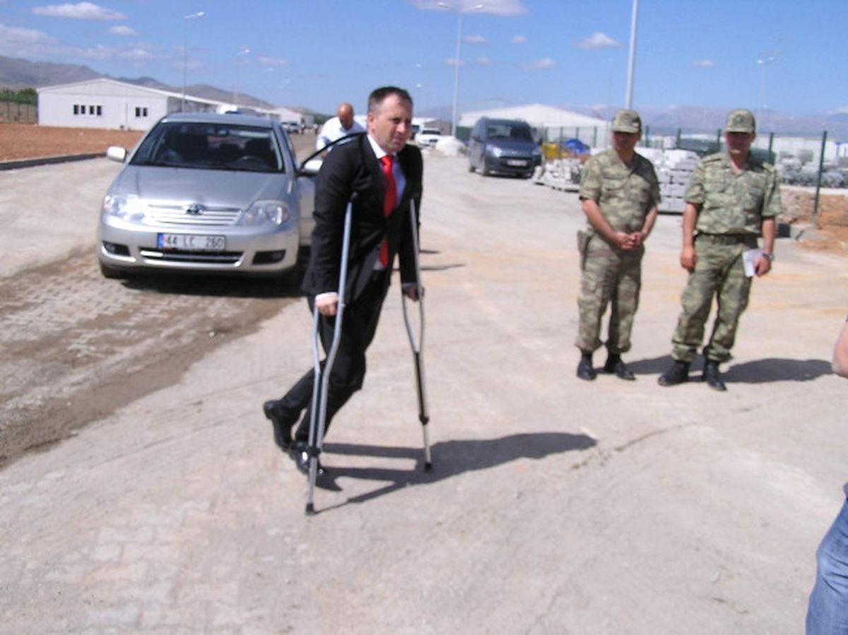 Vali Yardımcısı Latif Memiş, Koltuk Değneği ile Çalıştı