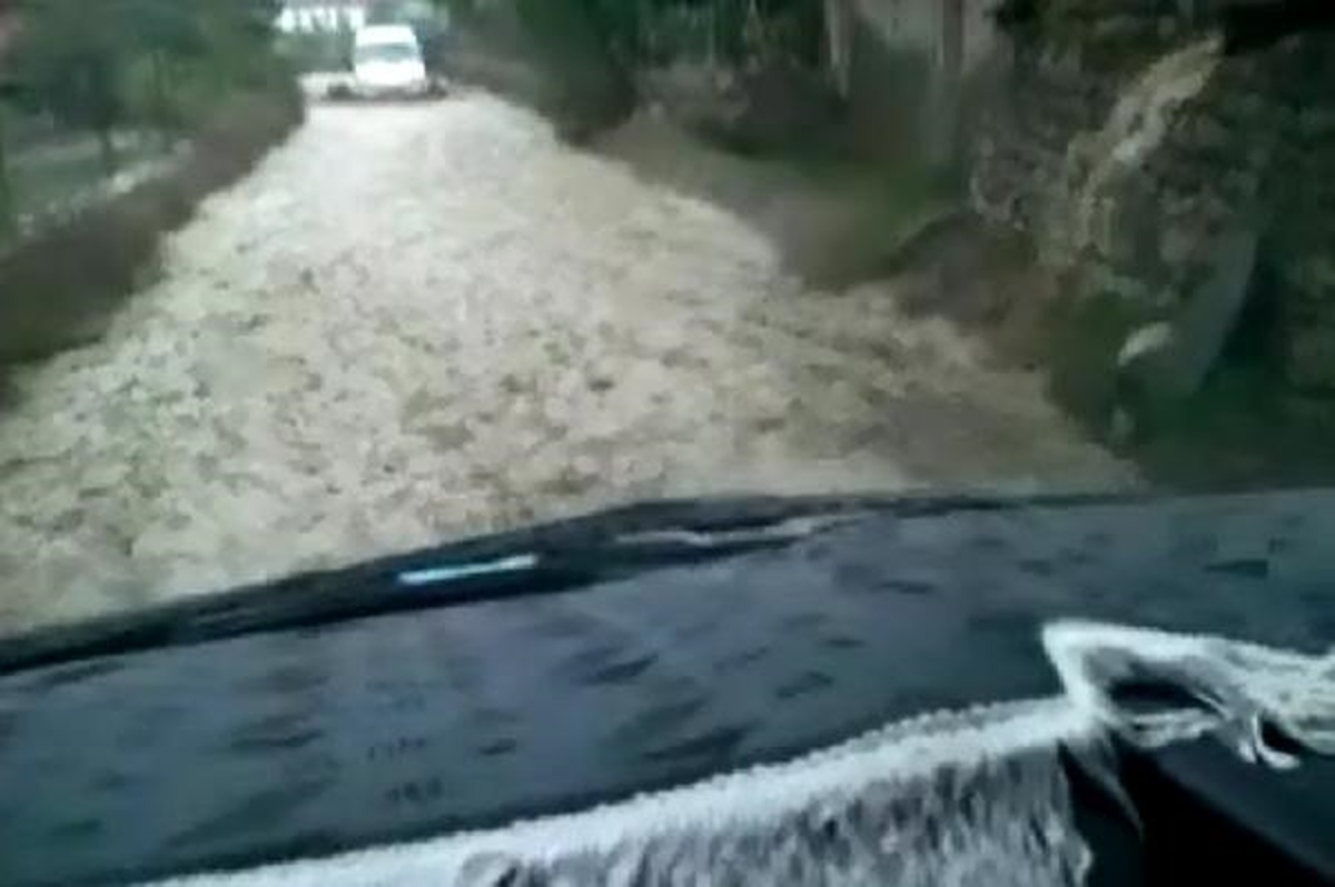 Yarım Saatlik Sağanak Sele Neden Oldu