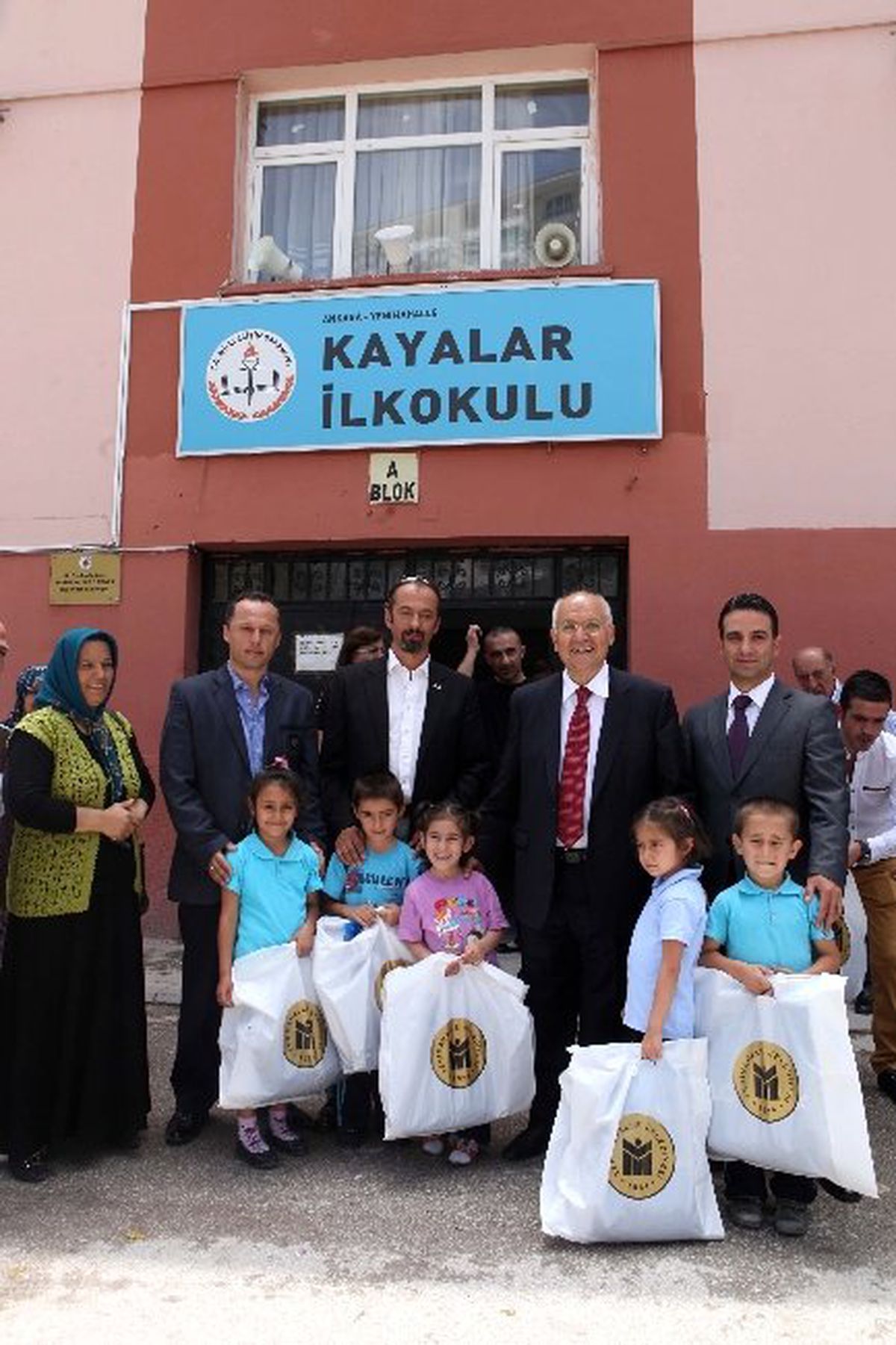 Yenimahalle\'nin Miniklerine Karne Hediyesi