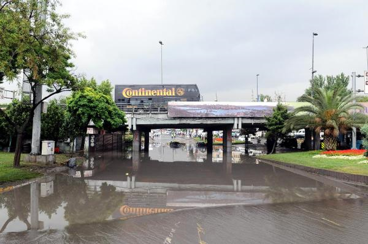 10 Dakika Yağdı Unkapanı Köprüsü Altgeçiti Göle Döndü, Araçlar Mahsur Kaldı