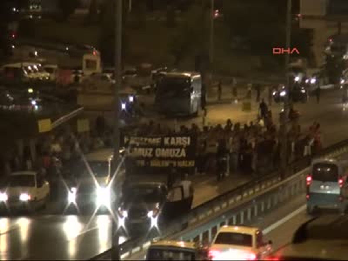 100 Karayolunu Trafiğe Kapattılar