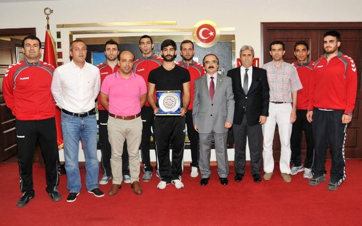 Hentbolculardan Vali Coş\'a Ziyaret