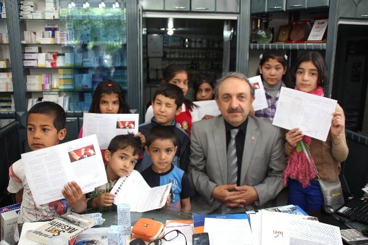 Afganlı Öğrenciler Karne Sevincini Büyük Babalarıyla Paylaştı