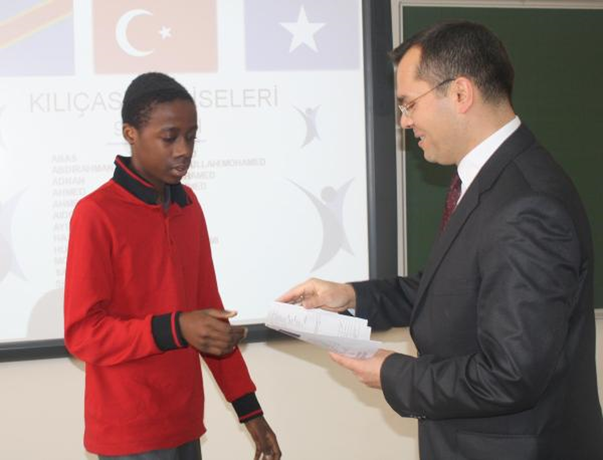 Afrikalı Öğrenciler de Karne Aldı