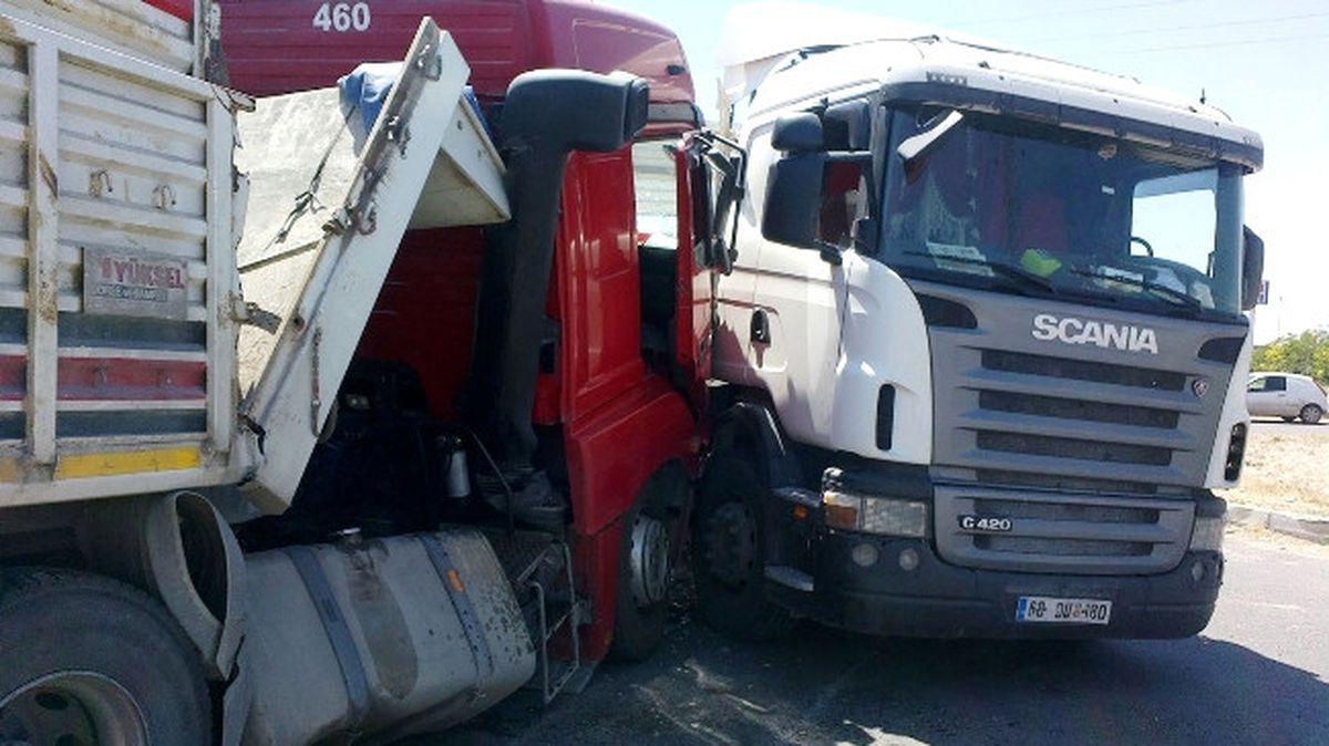 Aksaray\'da Tır ve Kamyon Çarpıştı: 1 Yaralı