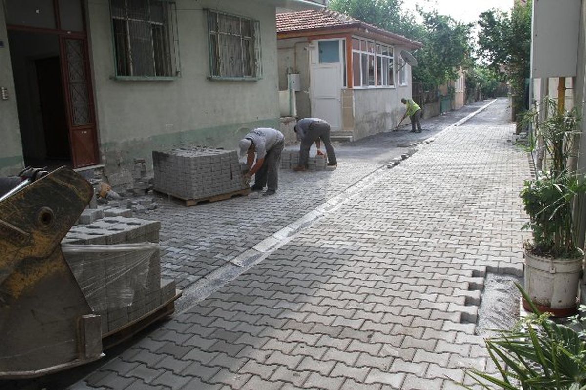 Akyazı Belediyesi Kilitli Parke Yapımına Devam Ediyor