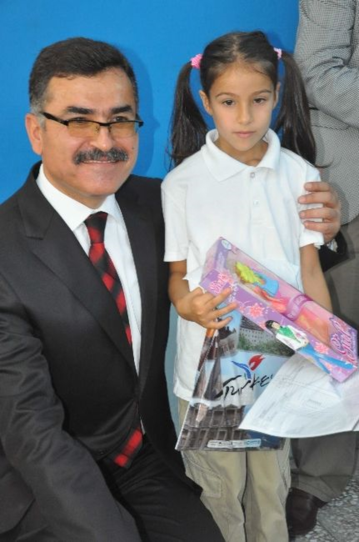 Balıkesir Valisi Turhan Karne Dağıttı