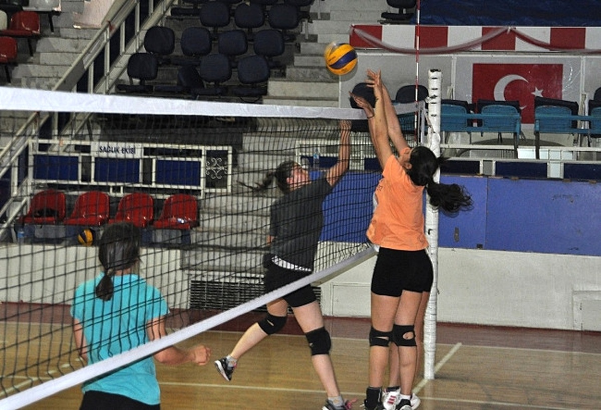 Bayan Voleybolcular Gap Spor Oyunlarına Hazırlanıyor