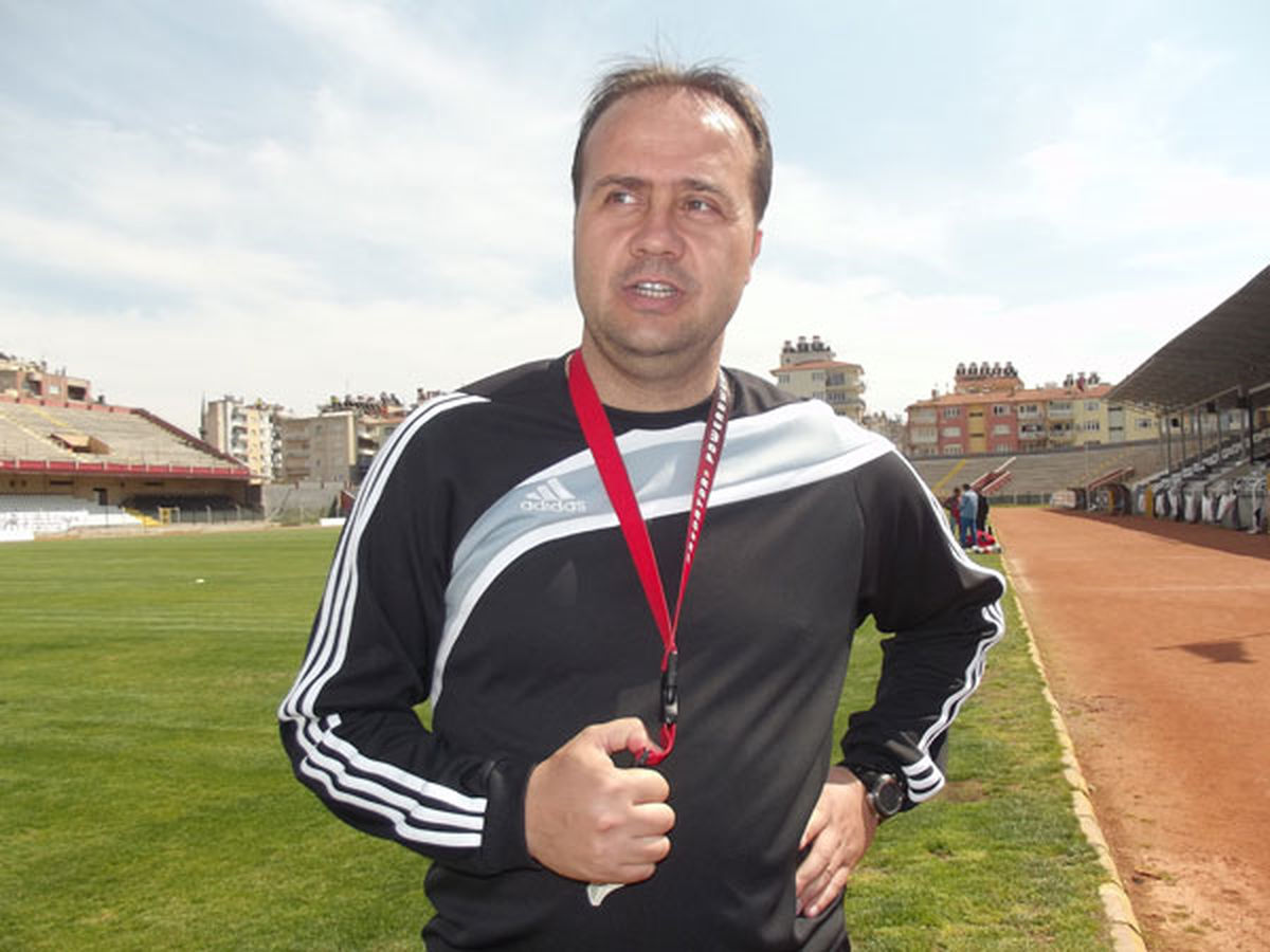 Bergama Belediyespor, Teknik Direktör Selahaddin Dinçel\'le Sözleşme İmzaladı