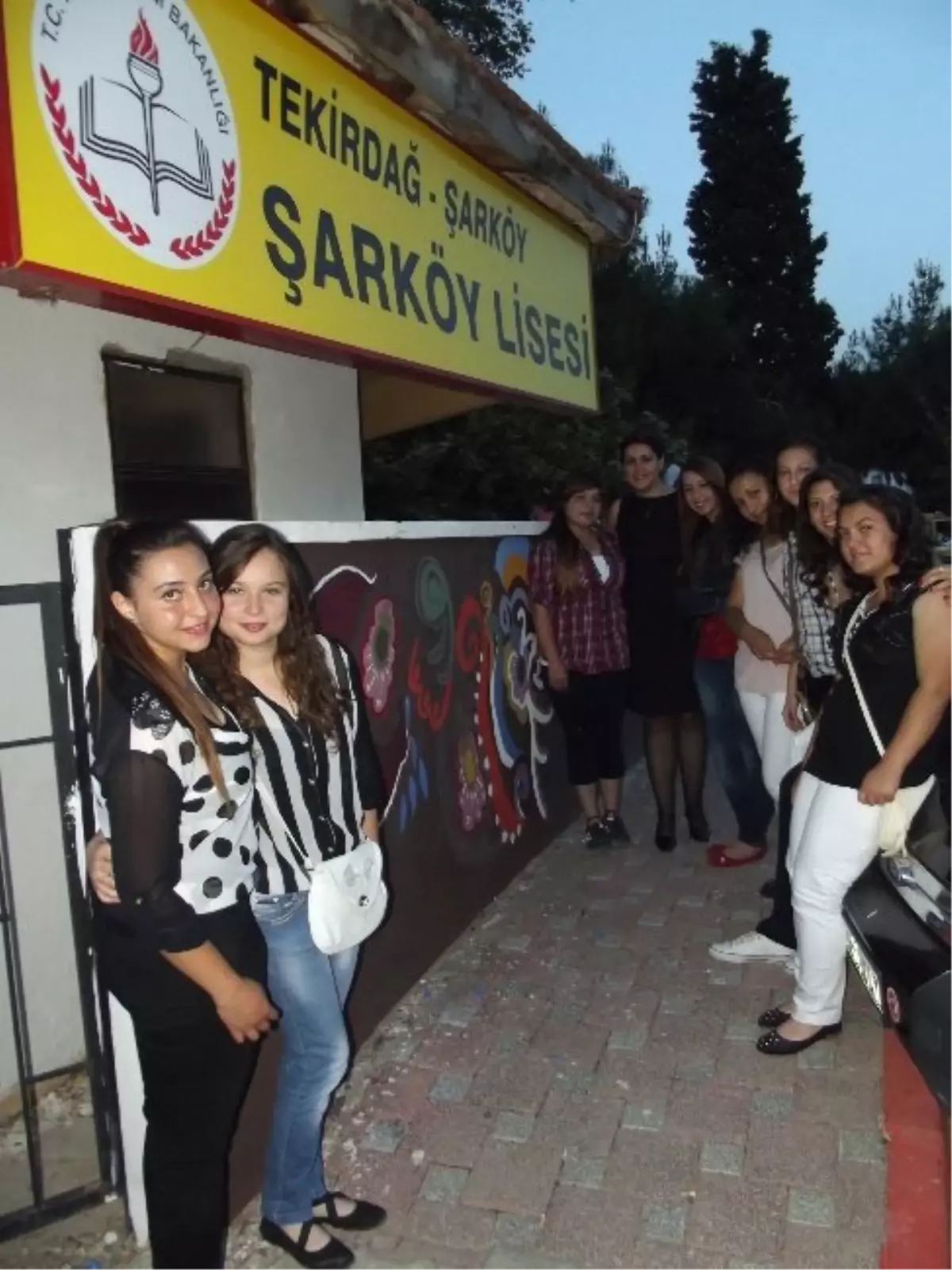 500 Lise Öğrencisi Okul Duvarlarına Resim Çizdi