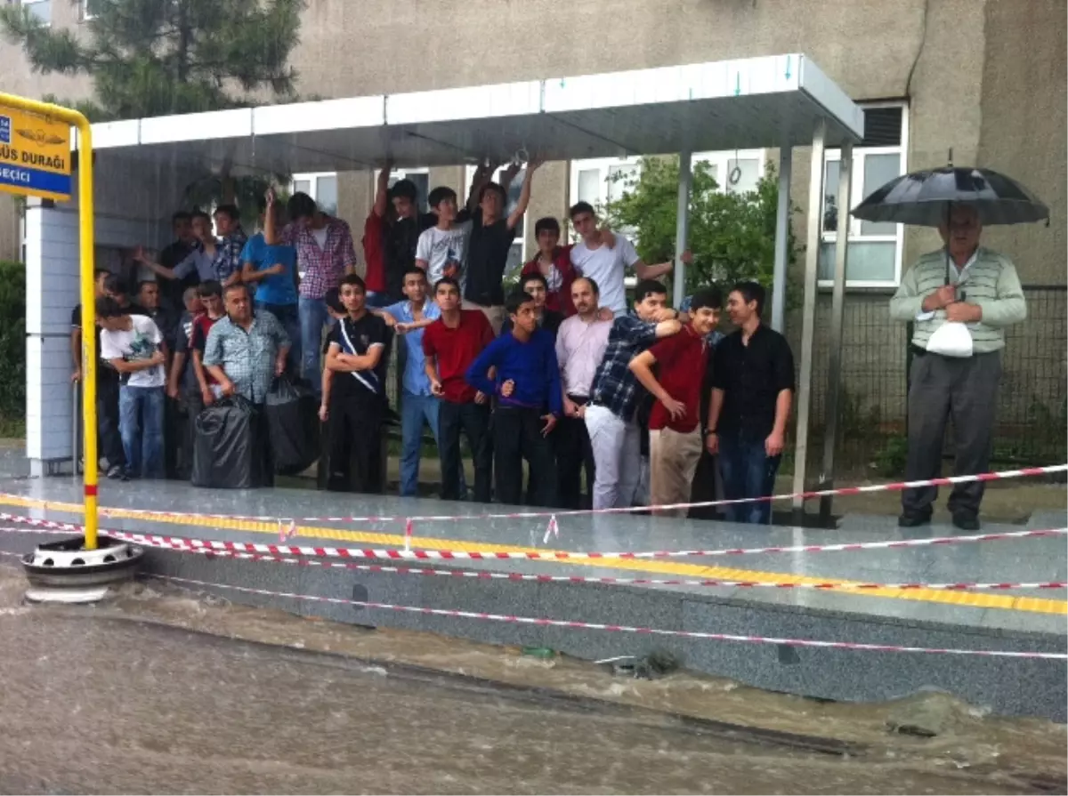 Bursalılar Yağmura Hazırlıksız Yakalandı