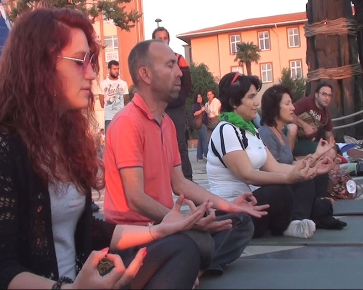 Çanakkale\'den Gezi Parkı\'na Yogalı ve Danslı Destek
