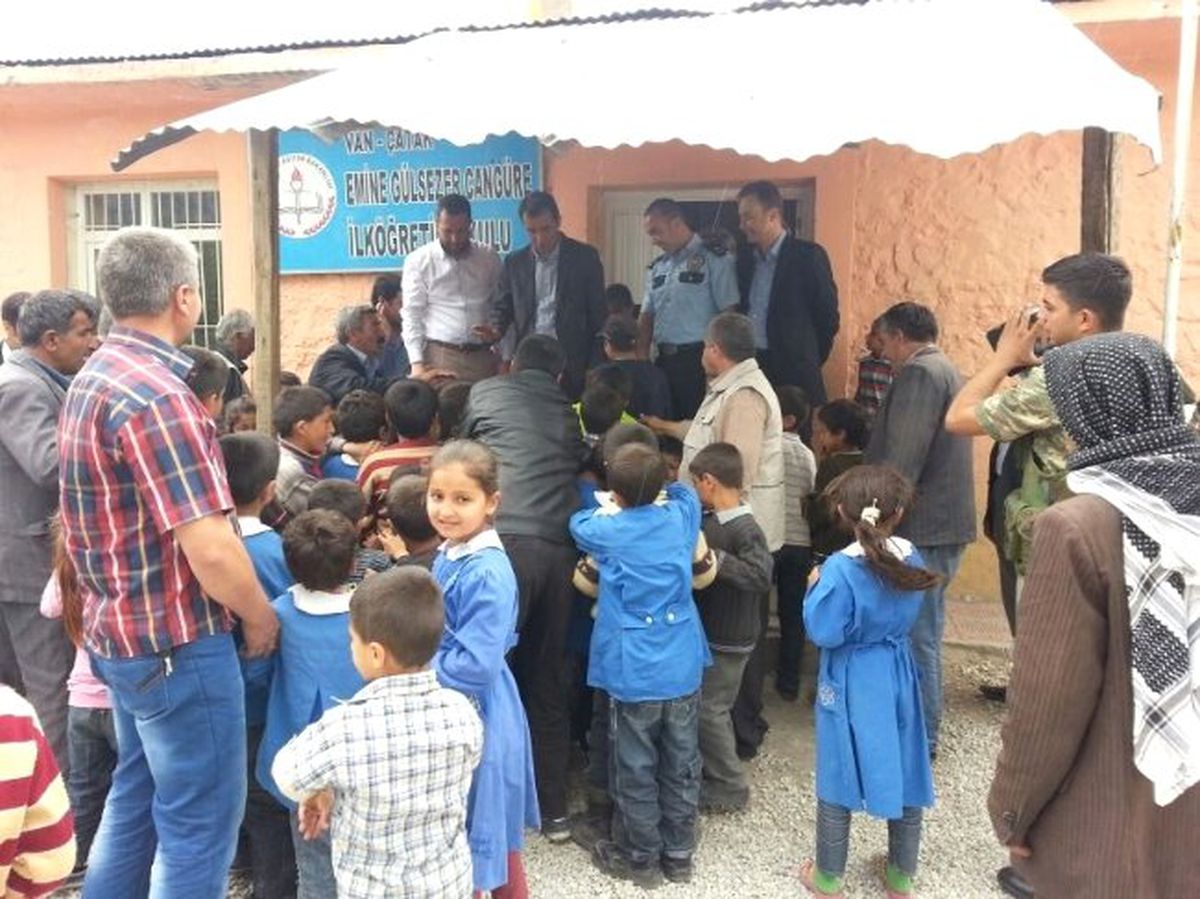 Çataklı Öğrenciler\'in Karne Hediyesi Polisten