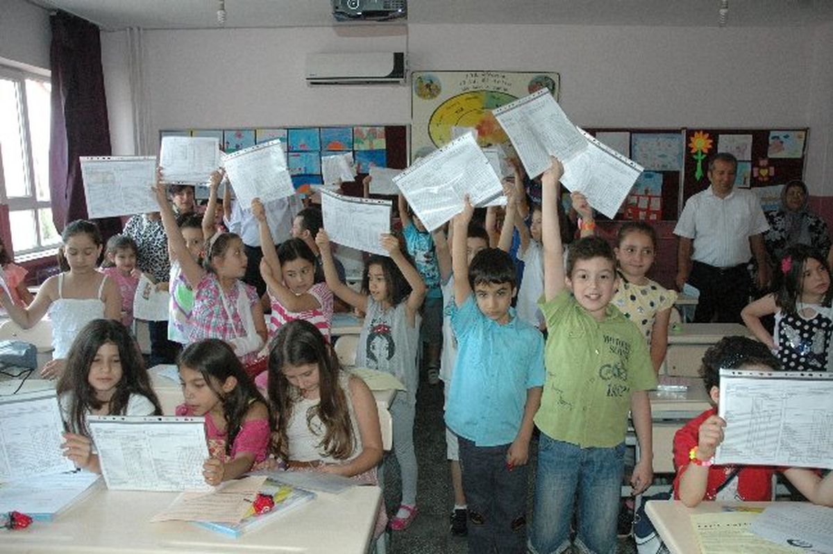 Denizli\'de Öğrencilerin Karne Sevinci