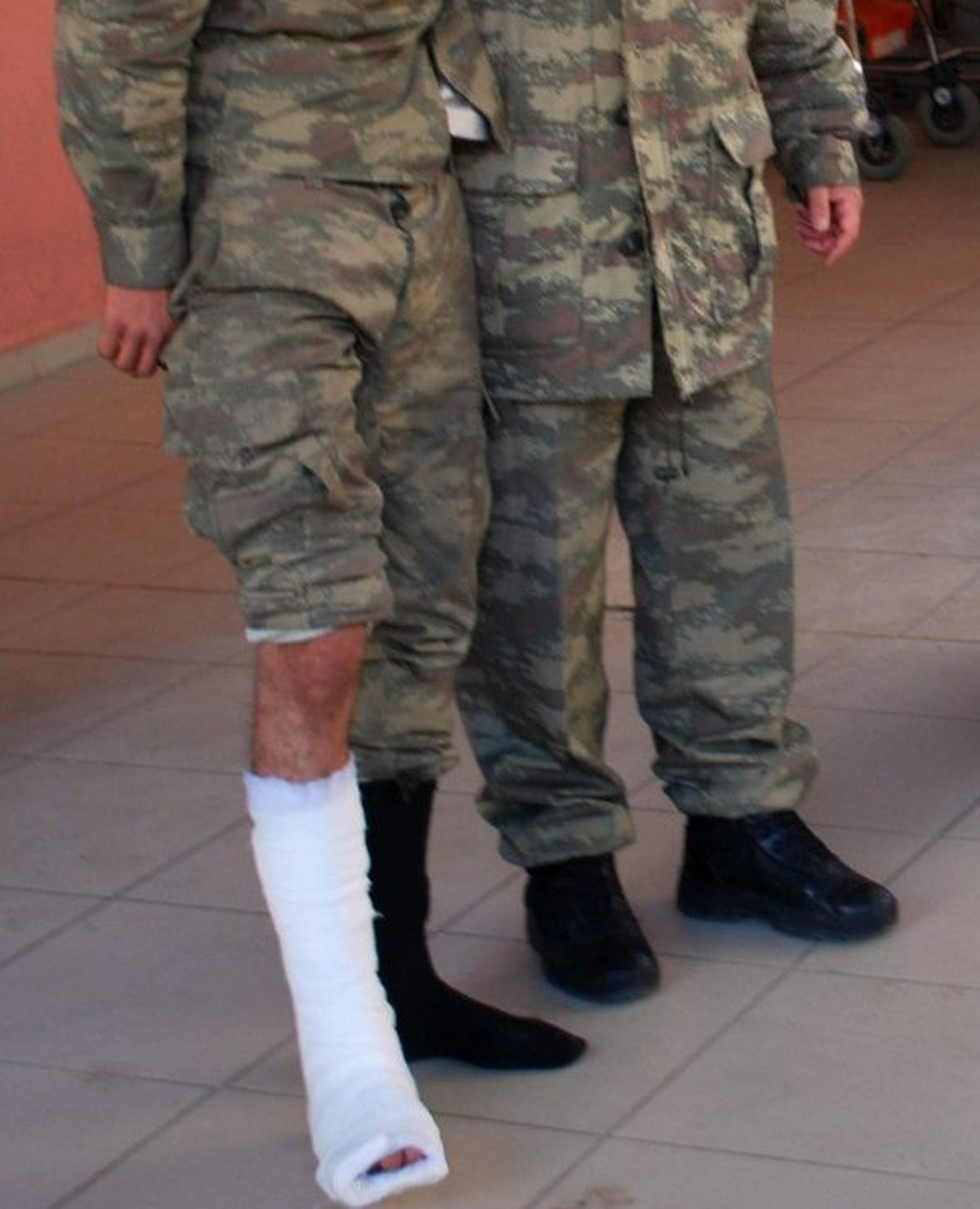 Diyarbakır\'da Bir Asker Ayağından Vuruldu