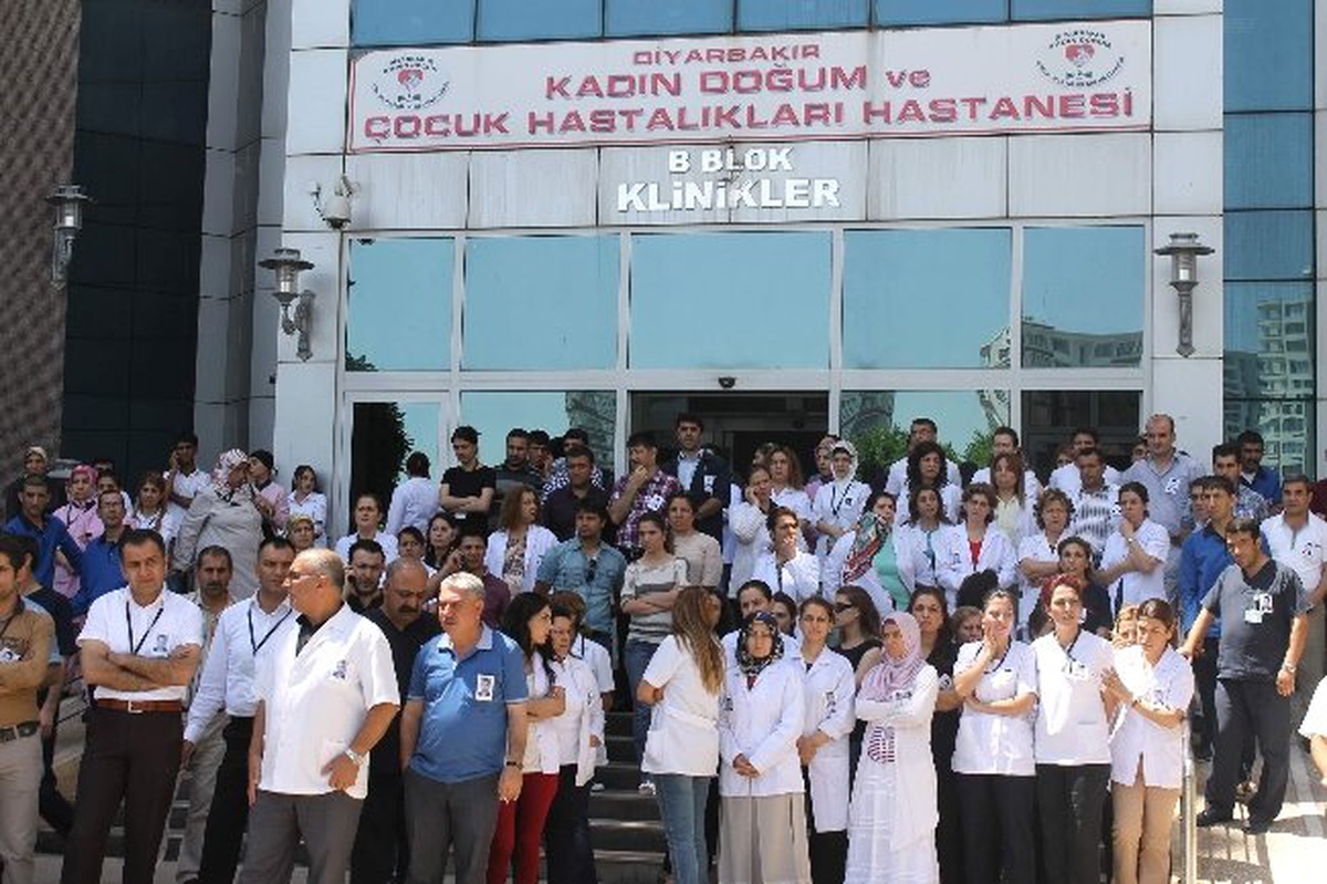 Diyarbakır\'da Hastane Çalışanları Yol Kapattı
