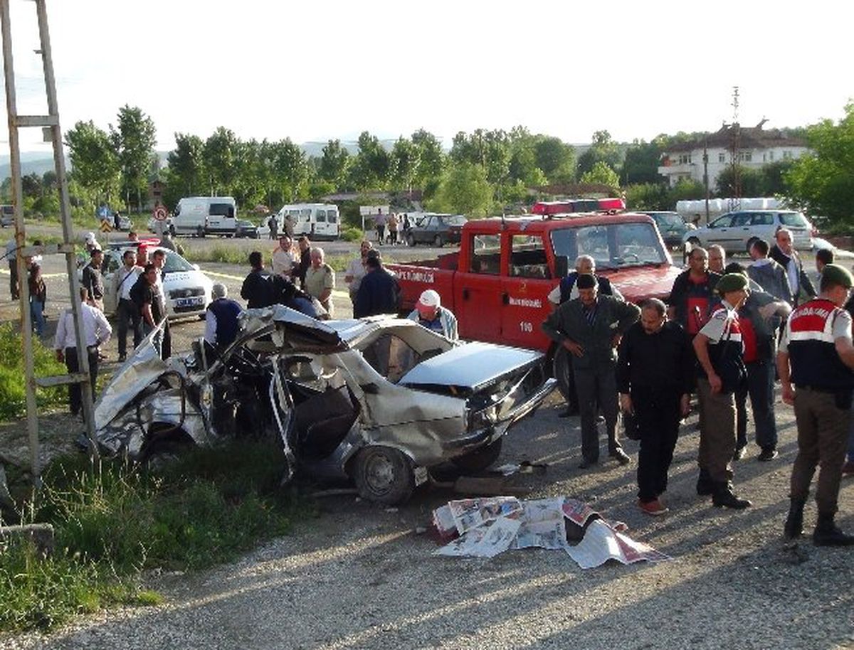 Düğün Yolunda Kaza: 1 Ölü, 7 Yaralı