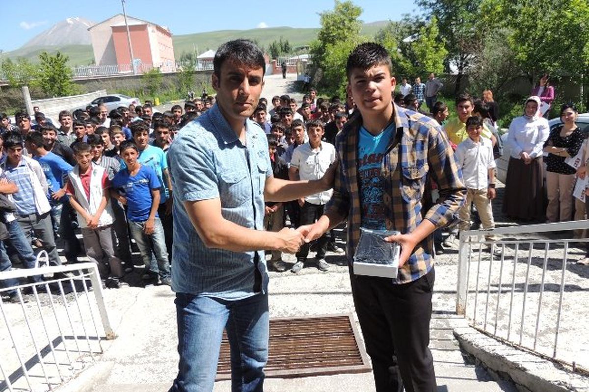 Eğitim Yılı Süresince 57 Kitap Okudu Tablet Bilgisayarı Kazandı