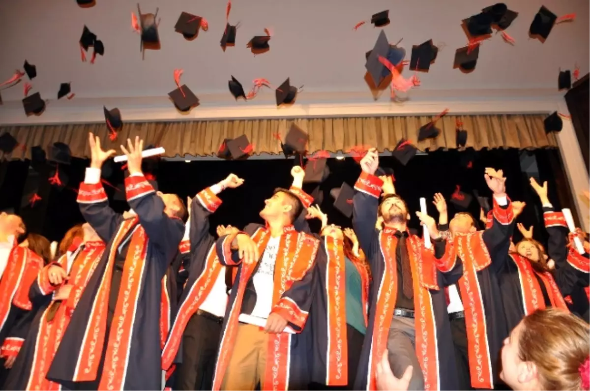 Erü Tarih Bölümü Öğrencilerinin Mezuniyet Sevinci