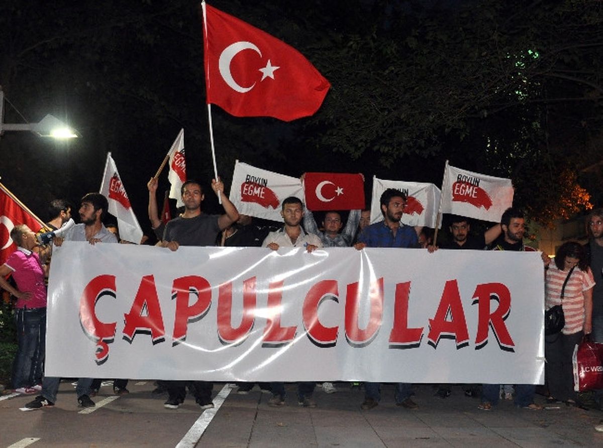 Gezi Eylemcileri AK Parti\'ye Yürüdü