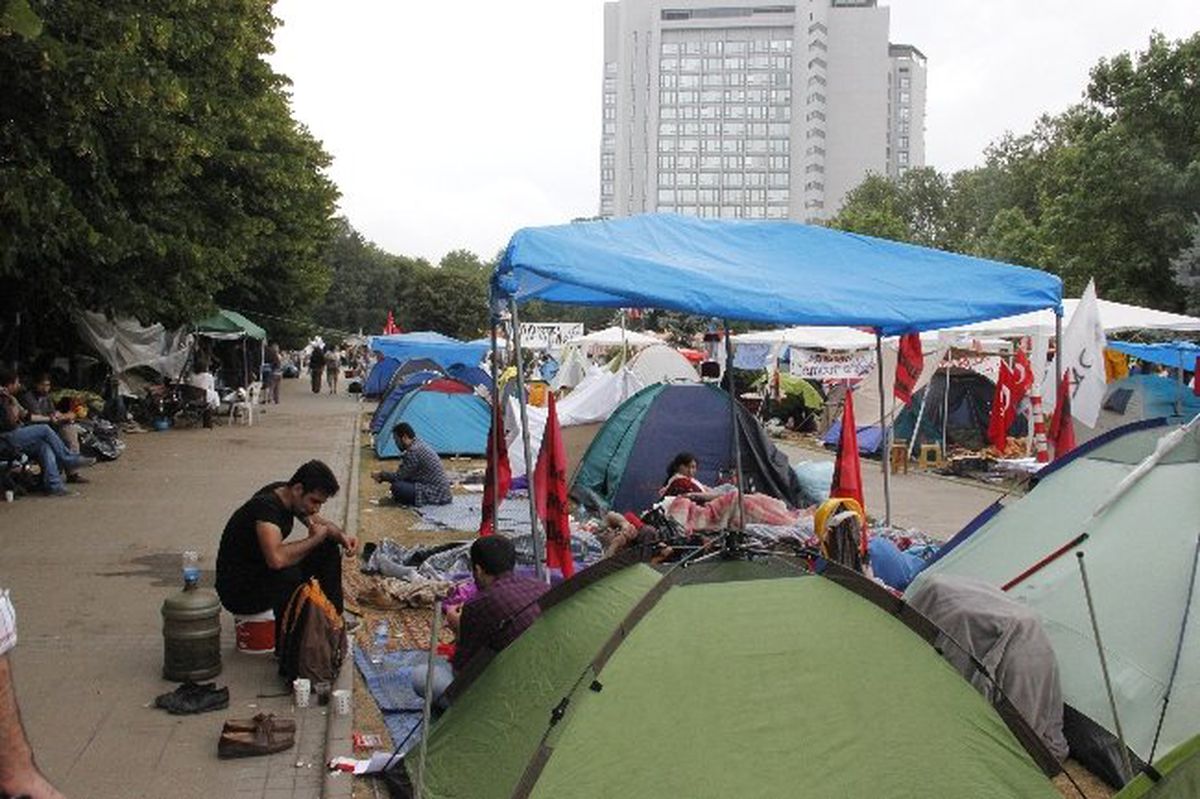 Gezi Eylemcileri, Hükümetle Görüşen Temsilcilerini Bekliyor…