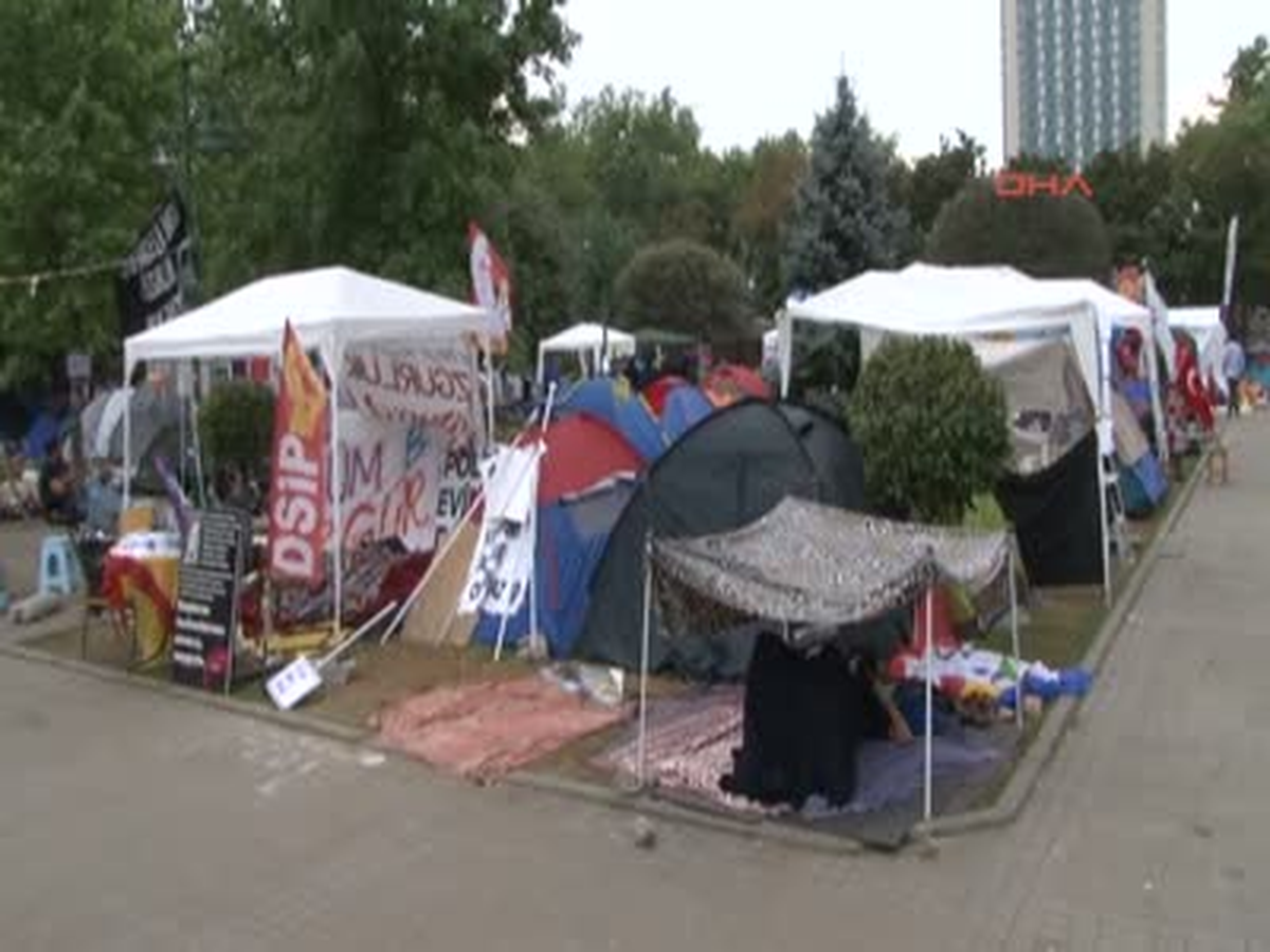 Gezi Parkı 18. Gününe Uyandı