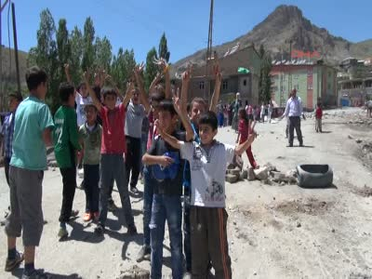 Hakkari\'de Çocuklar ve Kadınlardan Yol Eylemi
