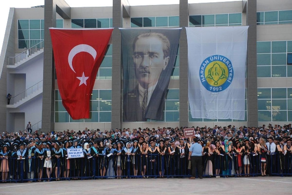 Harran Üniversitesi\'nde Mezuniyet Coşkusu