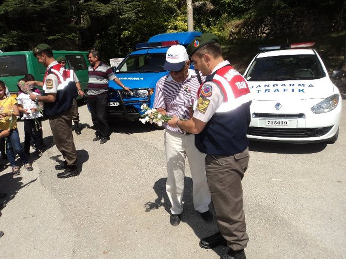 Jandarma Karanfil Dağıttı