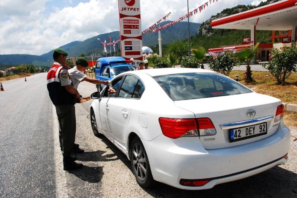 Jandarma Sürücülere Uyarıda Bulunup, Şeker İkram Etti