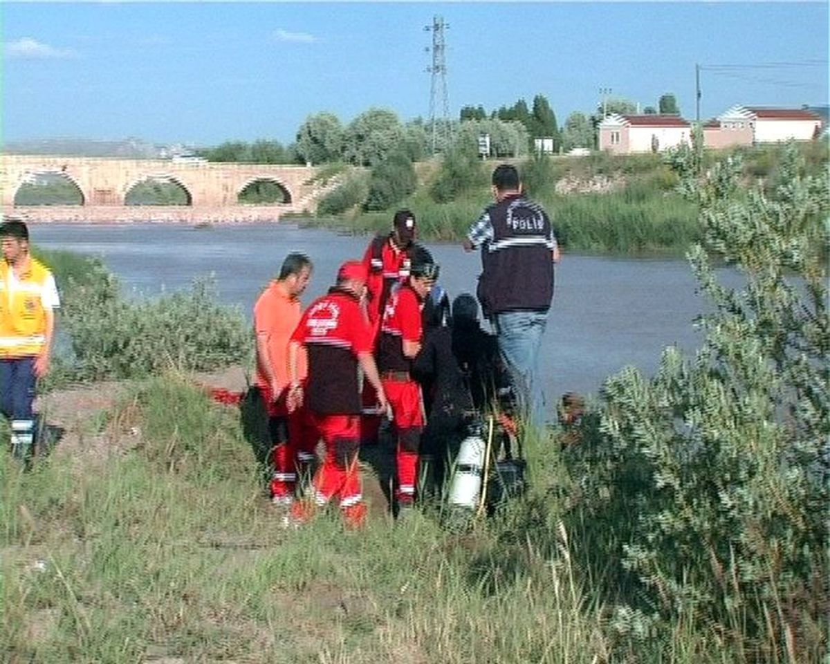 Karnesini Aldıktan Sonra Girdiği Irmakta Boğuldu