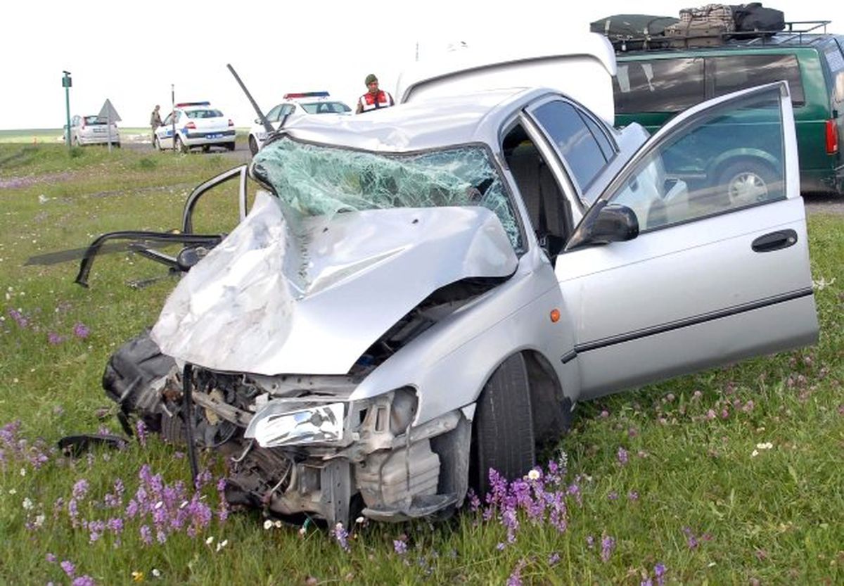 Kars\'ta Trafik Kazası: 2 Ölü, 12 Yaralı