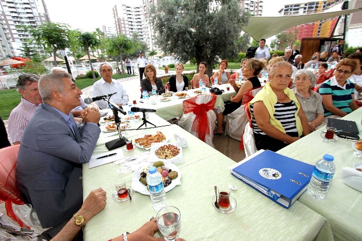 Karşıyakalılar Başkanlarını Akşam Çayında Ağırlıyor