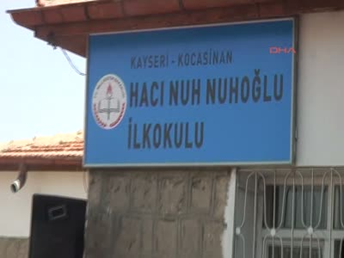 Kayseri Polis Karne Töreninde Sucuk Ekmek Dağıttı Polis Karne Töreninde Sucuk Ekmek Dağıttı