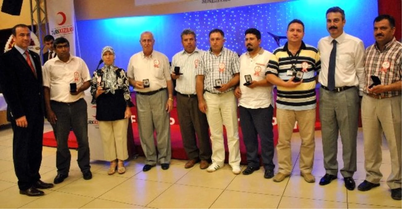 Kızılay Aydın\'daki Gönüllü Bağışçılarını Ödüllendirdi